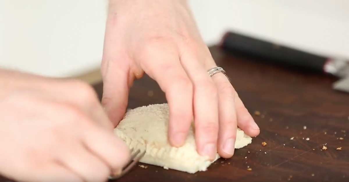 Näin valmistat täytettyä juustoleipää paistinpannulla