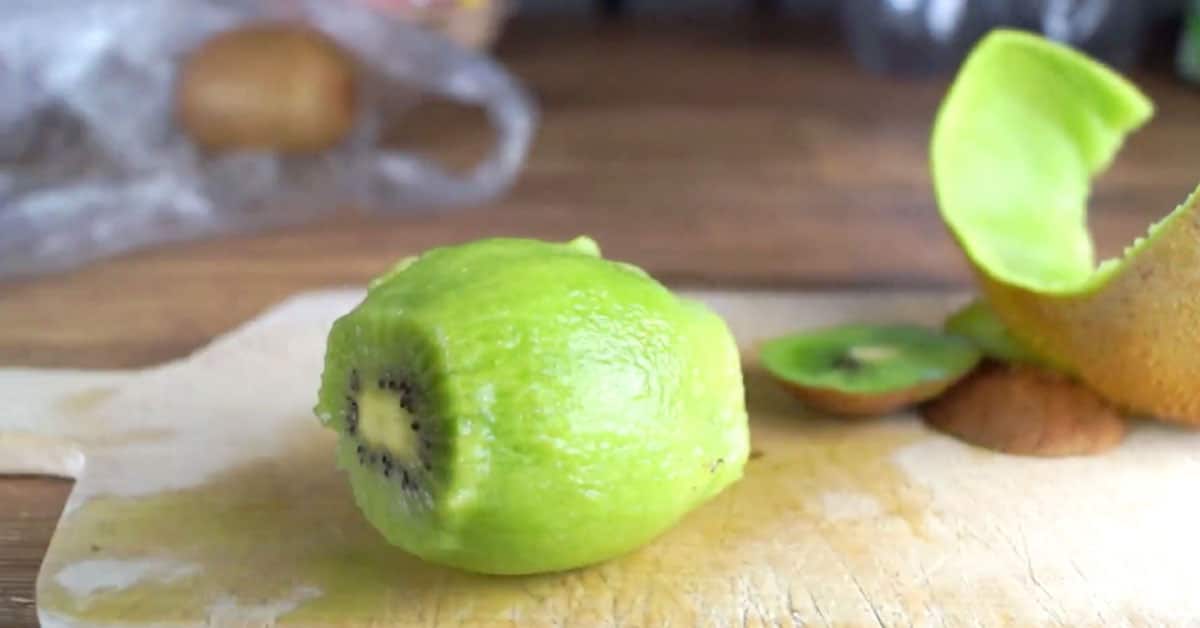 Nopein tapa kuoria kiwi – katso kätevä vinkki videolta!