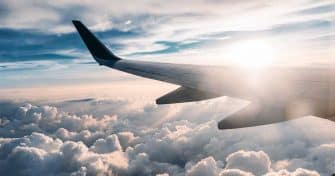 Lentokone lentää pilvien keskellä