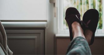 Mies lepää sohvalla