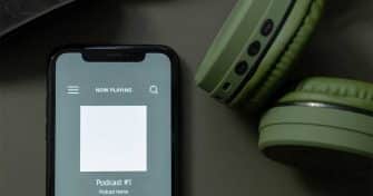 Podcastin kuuntelu puhelimella