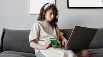 Nainen maksaa netissä