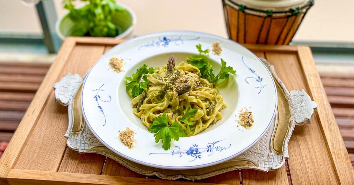 Hampunsiemen parmesaanilla kruunattu parsakarbonara