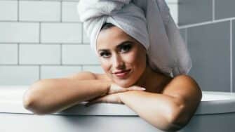 Nainen kylpyammeessa