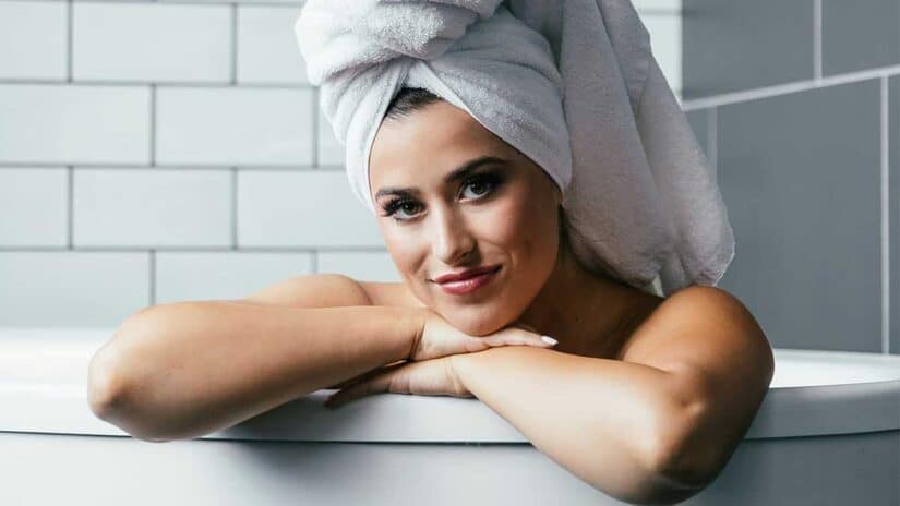 Nainen kylpyammeessa