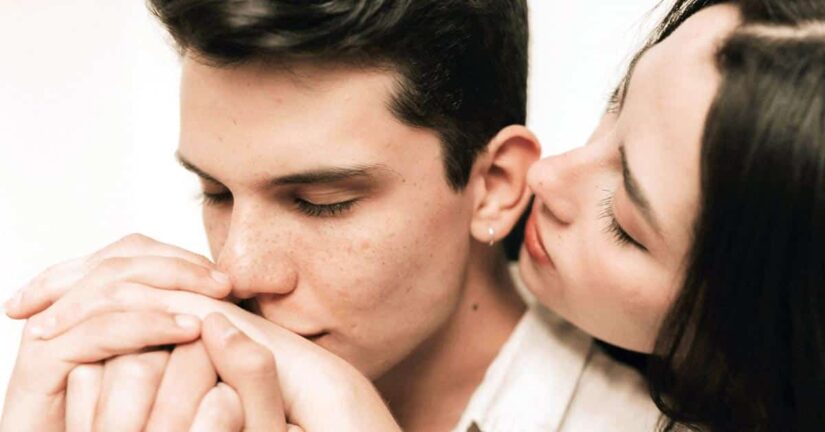Mies ja nainen hellii toisiaan riidan jälkeen