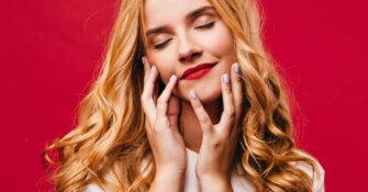 Nainen joka pitelee kasvojaan