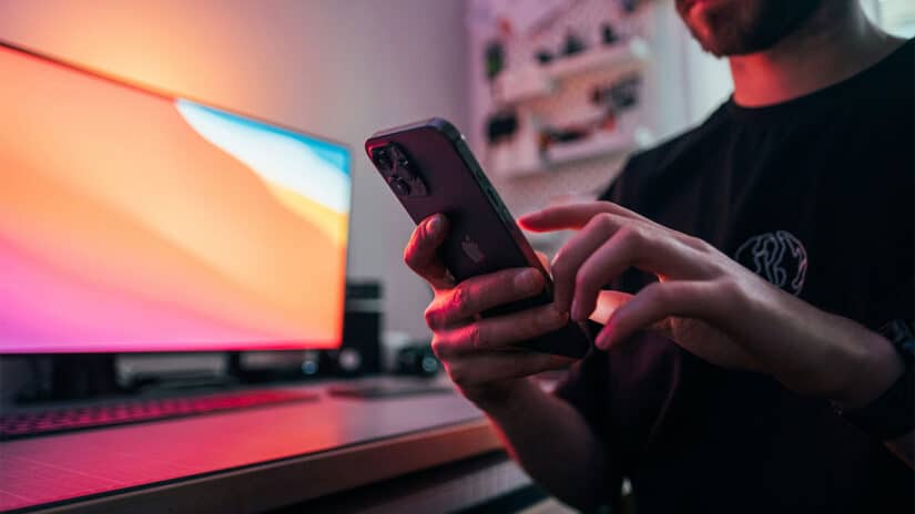 Mies pelaa kännykällä